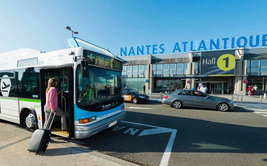 Comme de nombreux voyageurs vous pensez à la navette pour vous rendre à l’aéroport de Nantes. Mais est-ce vraiment économique ? navette aéroport Nantes tout ce que vous devez savoir