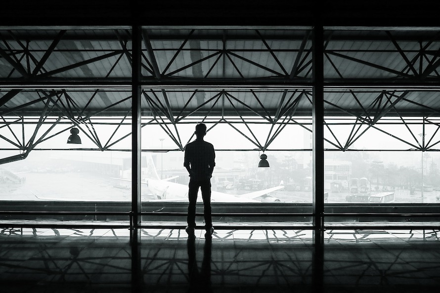 Pourquoi donc est-il demandé d'arriver 2h en avance à l'aéroport ??? Le parking NGPARK vous explique tout et vous donne ses astuces pour éviter les retards ! Pourquoi arriver en avance à l’aéroport Nantes Atlantique
